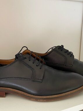 Steve Madden Black Leather Derby Shoes with Tan Welt
